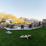 Julep By Avantstay Stylish 9 Bedroom Estate W Mid-Century Modern Decor