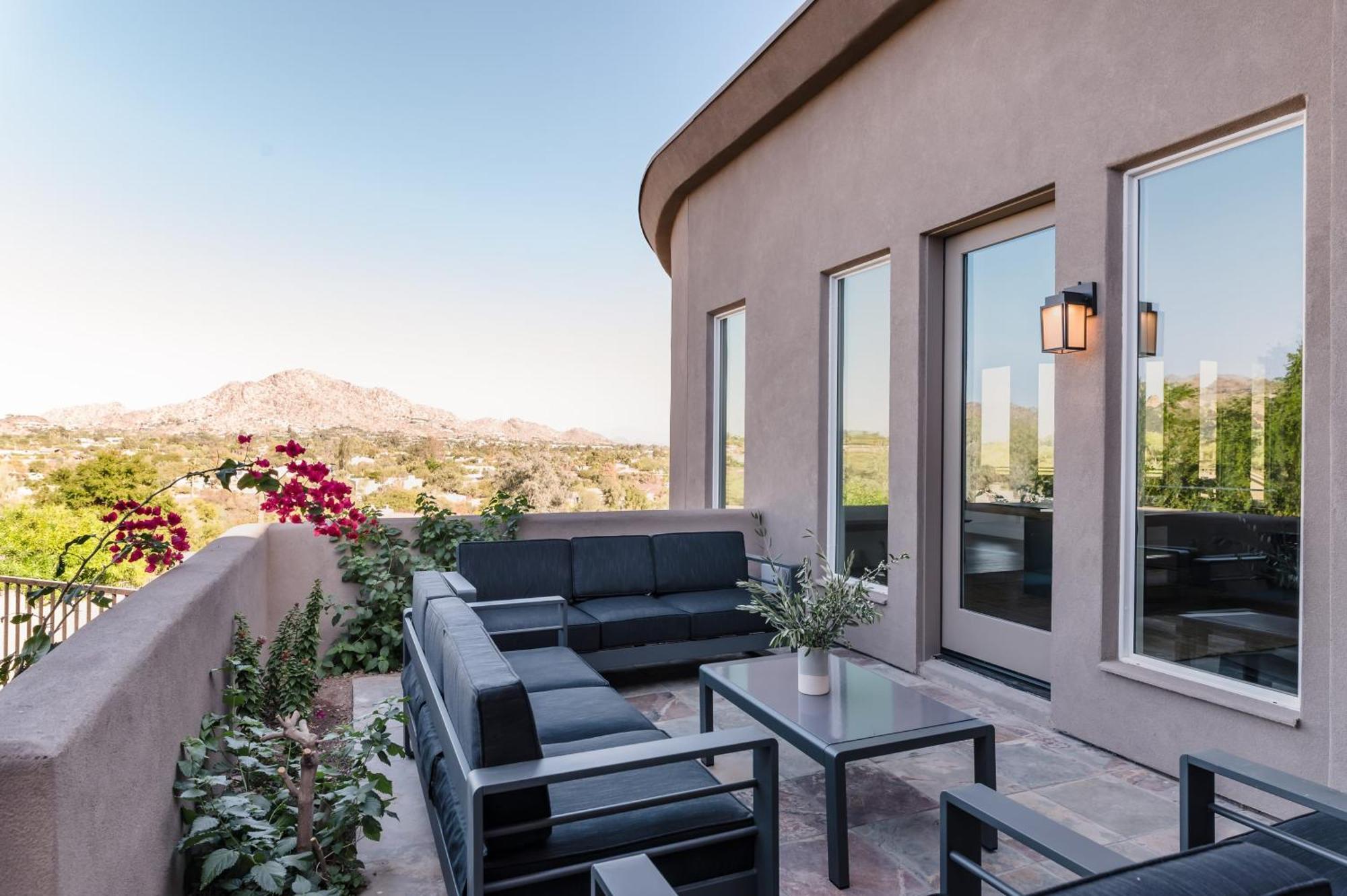 Villa Julep By Avantstay Stylish 9 Bedroom Estate W Mid-century Modern Decor *