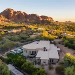 Julep By Avantstay Stylish 9 Bedroom Estate W Mid-Century Modern Decor