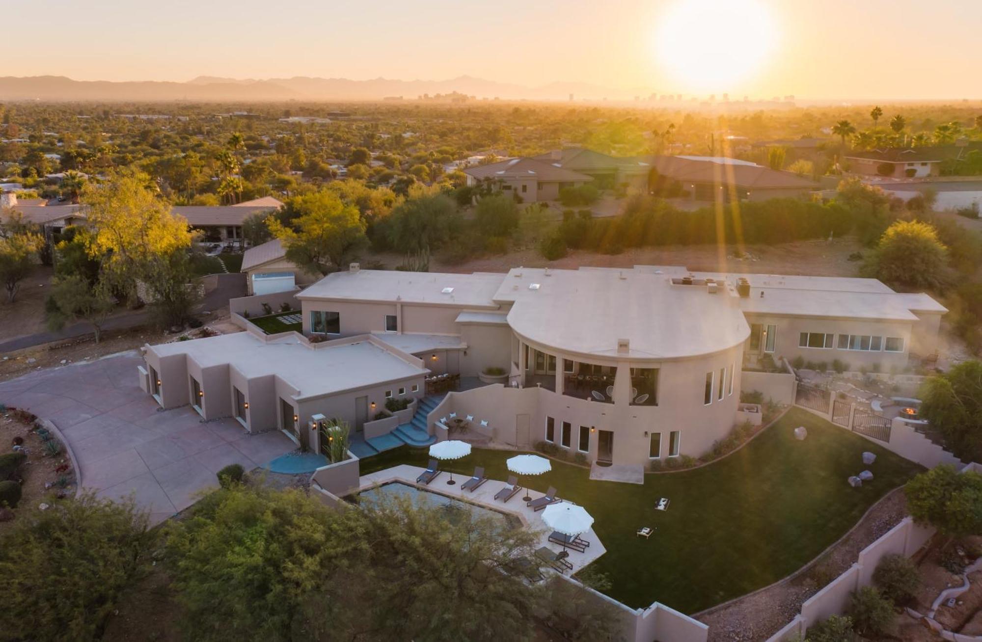Julep By Avantstay Stylish 9 Bedroom Estate W Mid-century Modern Decor * Phoenix