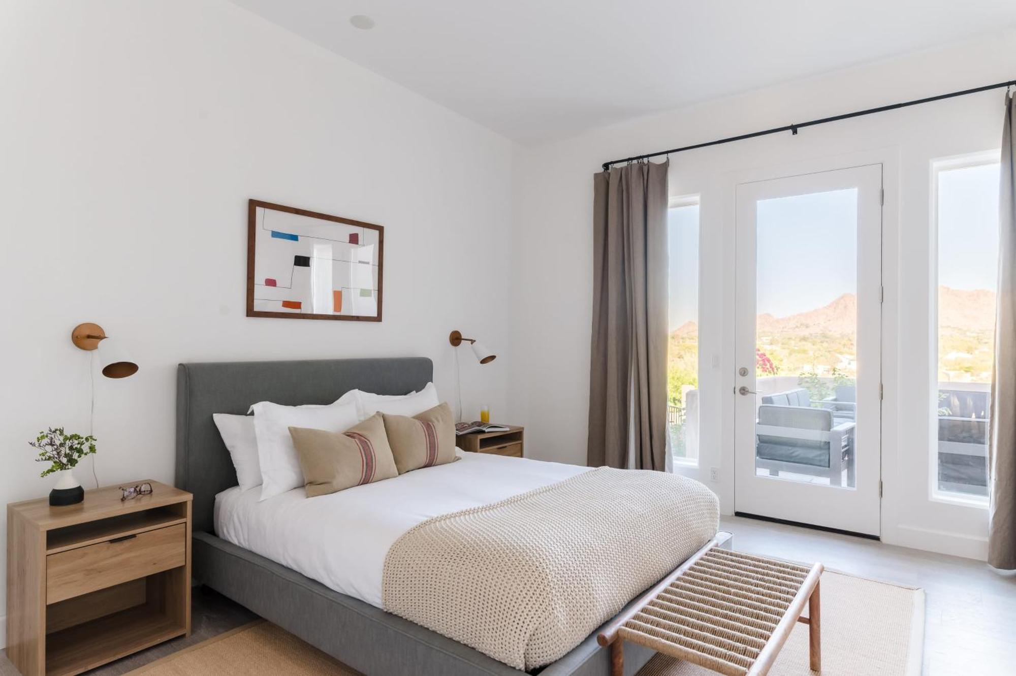 Villa Julep By Avantstay Stylish 9 Bedroom Estate W Mid-century Modern Decor