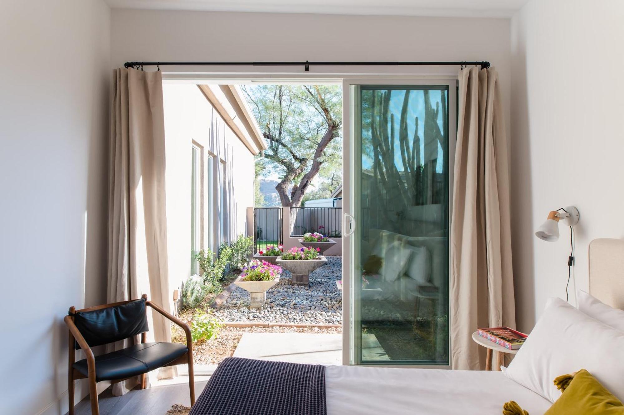 Villa Julep By Avantstay Stylish 9 Bedroom Estate W Mid-century Modern Decor Phoenix