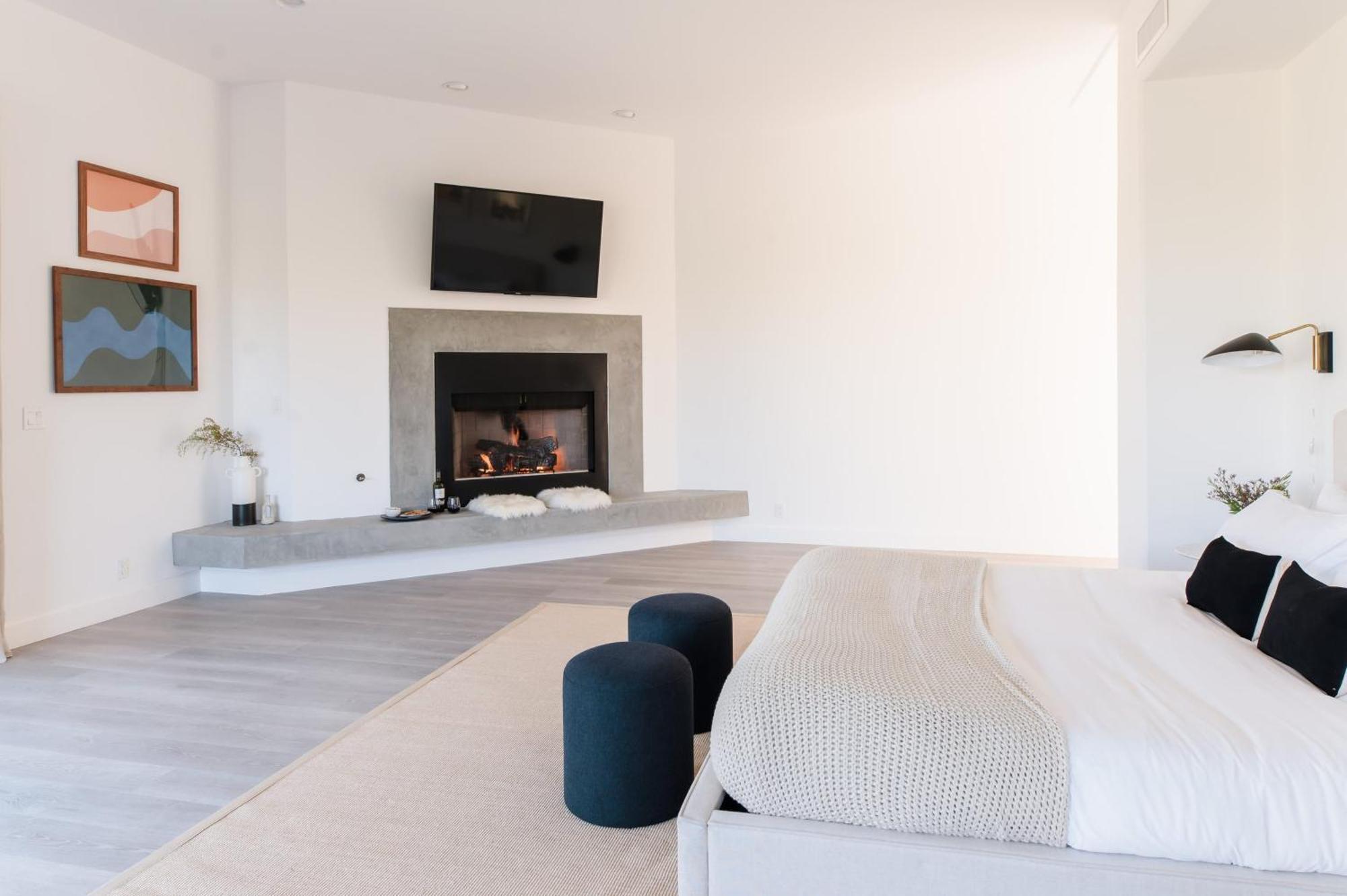 Julep By Avantstay Stylish 9 Bedroom Estate W Mid-century Modern Decor